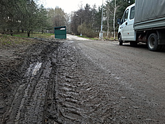 Техника в парке разъезжает вне дорог с твердым покрытием