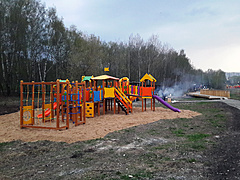На новую детскую площадку (у домика моржей) подсыпали песок прямо на грунт