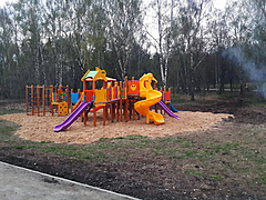 На новую детскую площадку (у домика моржей) подсыпали песок прямо на грунт